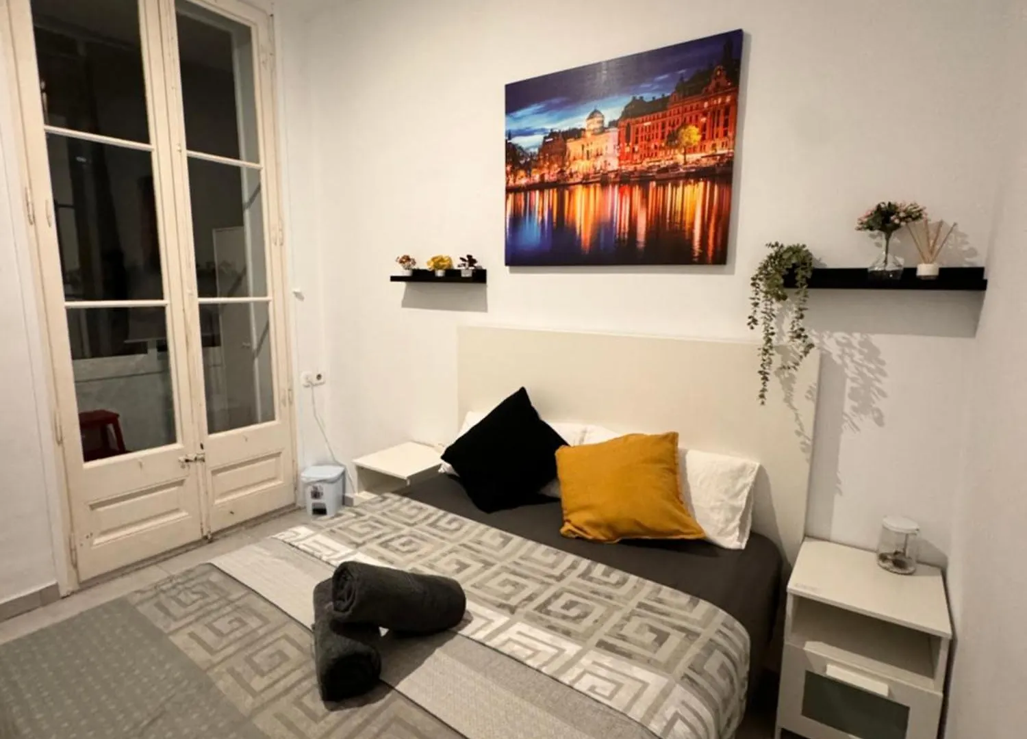 Rooms In Spacious Apartment In City Center Barcelona