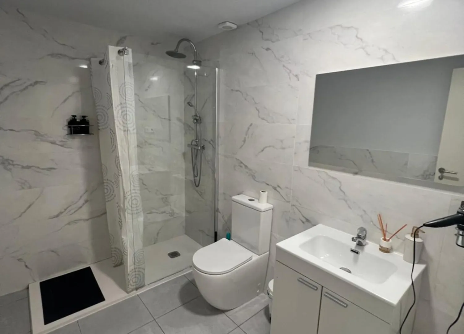 Rooms In Spacious Apartment In City Center Barcelona